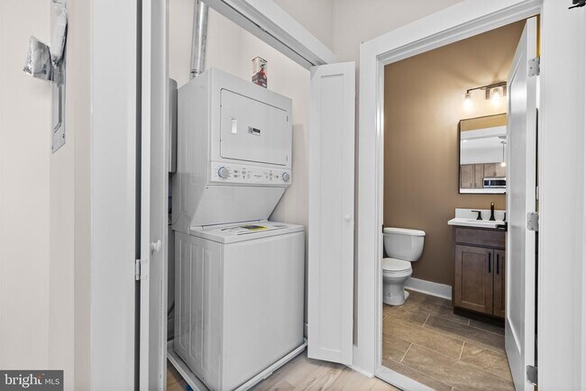 Building Photo - 400 S Conkling St