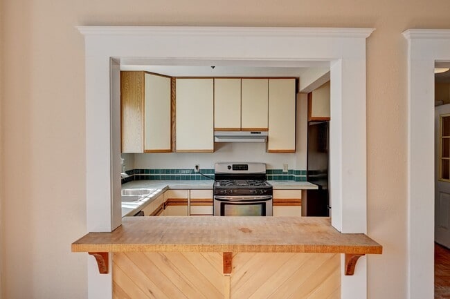 Building Photo - $1,750.00 - 2 Bedrooms, 1 Bathroom, Single...