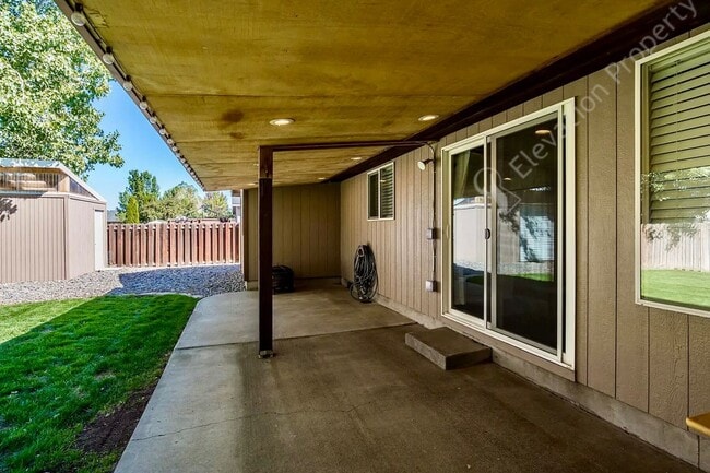 Building Photo - Comfortable Single-Level Home in NE Redmond