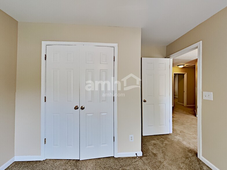 Building Photo - 3305 Maple Terrace Dr