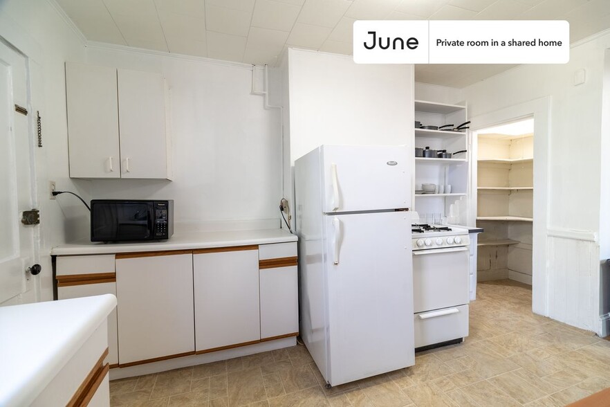 Building Photo - Private bedroom in 3 bed/1 bath Home