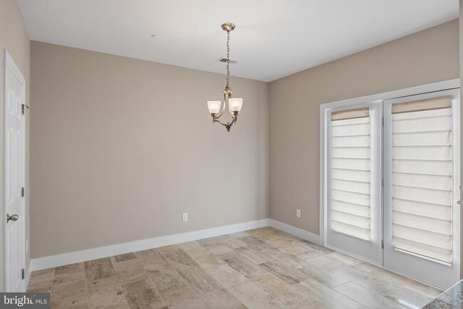 Building Photo - 490 N Palace Dr