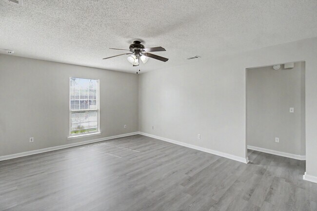 Building Photo - 1651 Latham Ct