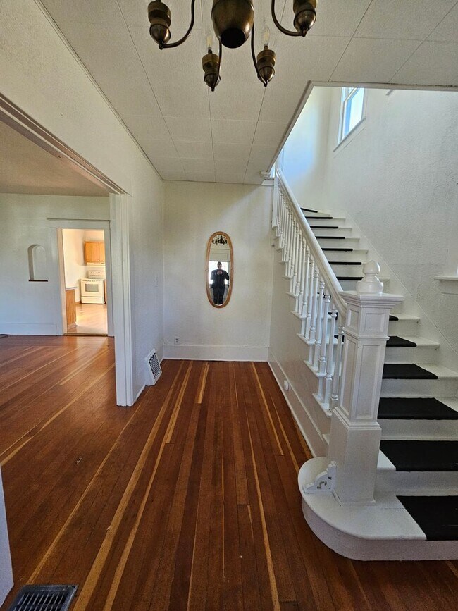 Building Photo - Spacious Home in the Slant Street Neighborhood