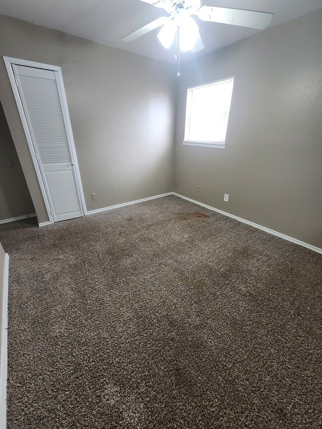 Building Photo - 3 bed 2 bath home, move in ready!