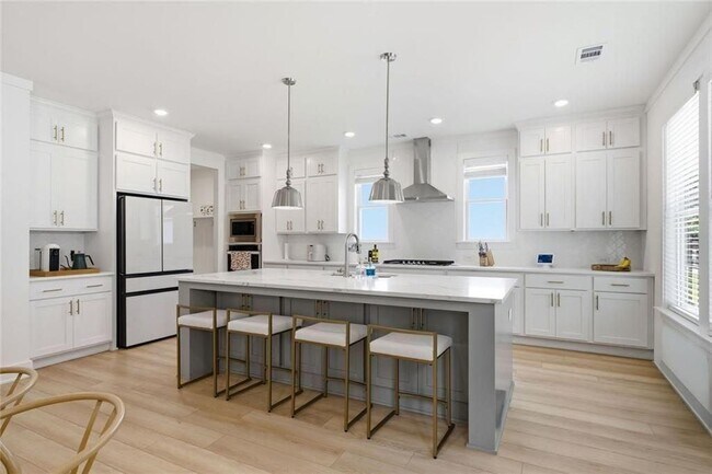 Building Photo - 5045 Reserve Dr