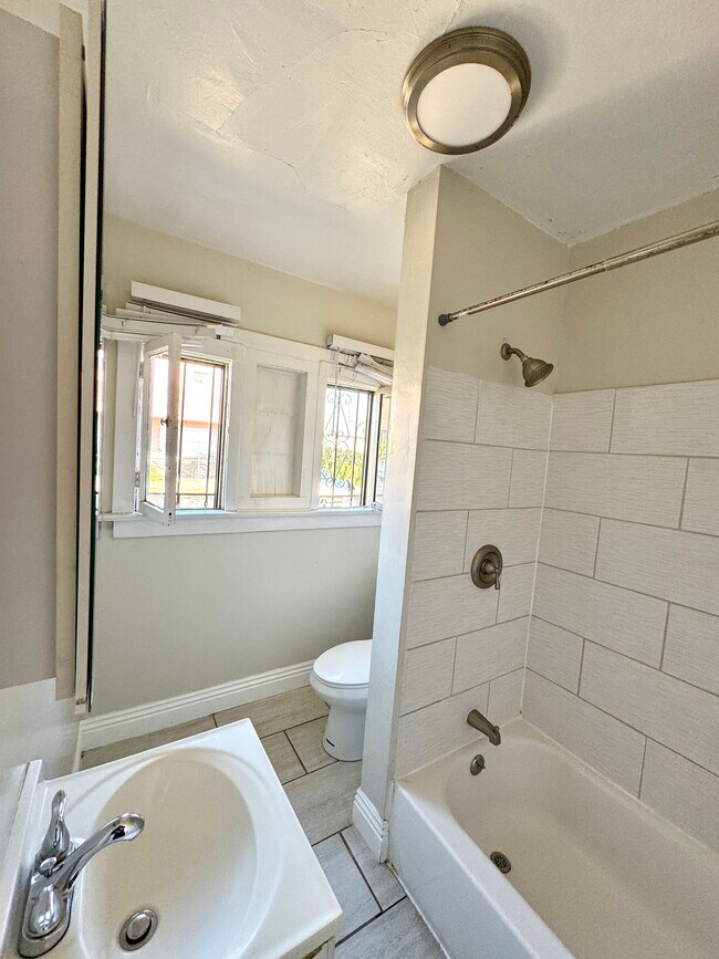 Building Photo - 4216 Woodlawn Ave