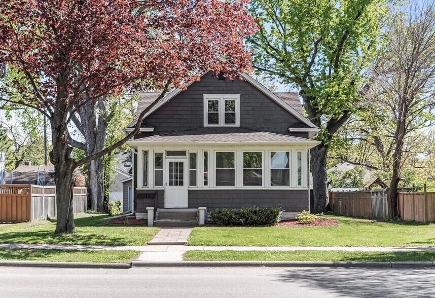 Building Photo - 1044 Saint Clair Ave