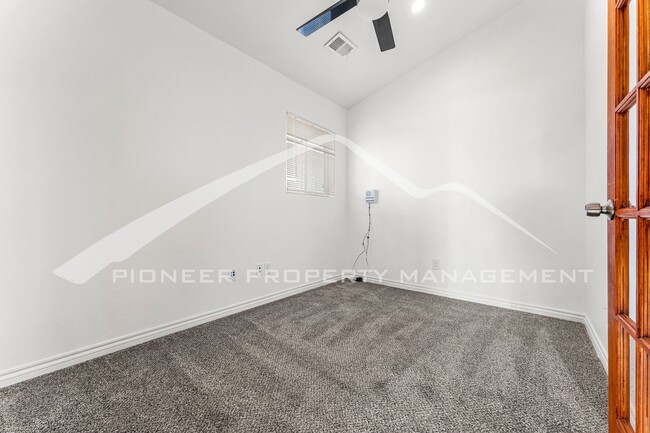 Building Photo - Upper Level Half Duplex with Central A/C and In-Unit Laundry