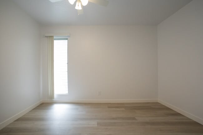 Building Photo - 11801 Rexford Rd