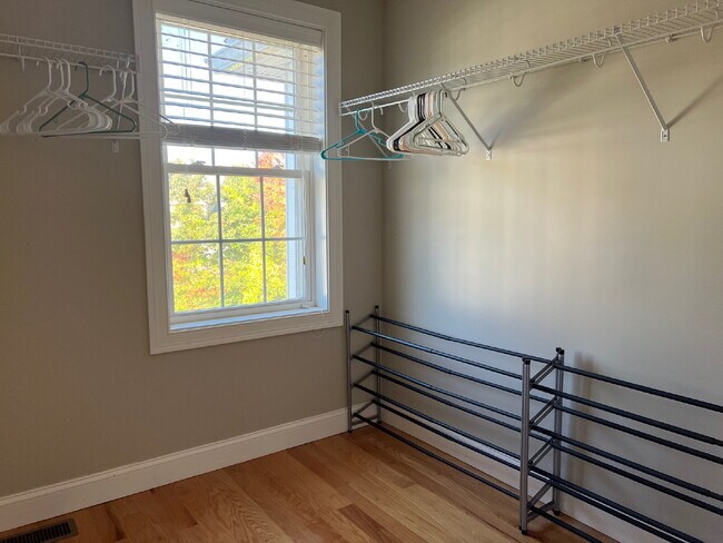 Building Photo - Gorgeous and newly renovated townhouse-sty...