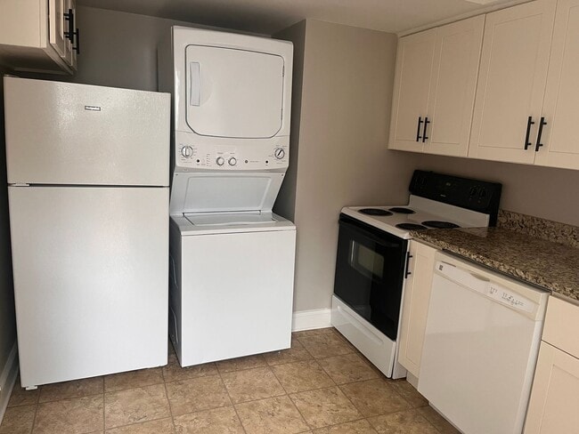Building Photo - Lovely 2-Bedroom Townhouse in Heart of Ral...