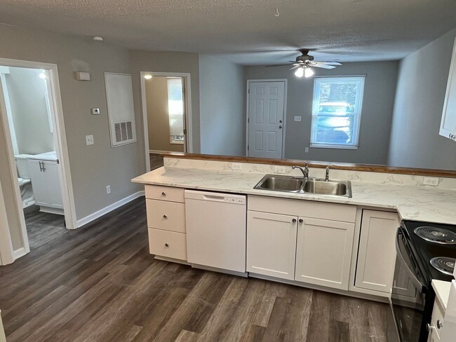 Building Photo - Remodeled 2 Bed, 2 Bath Duplex Unit in Kan...