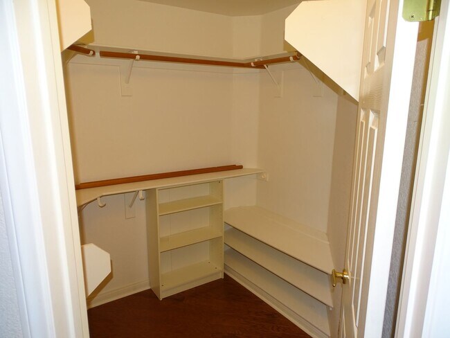 Building Photo - 5 BED Summerlin home w/ 1ST FLOOR BED AND 3/4 BATH