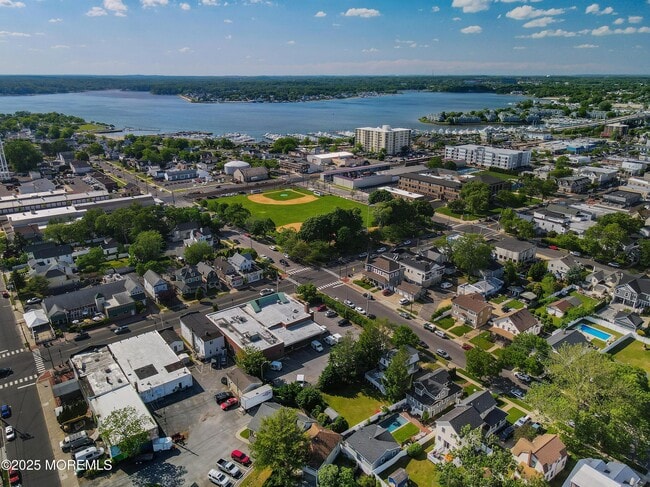 Building Photo - 1000 River Rd