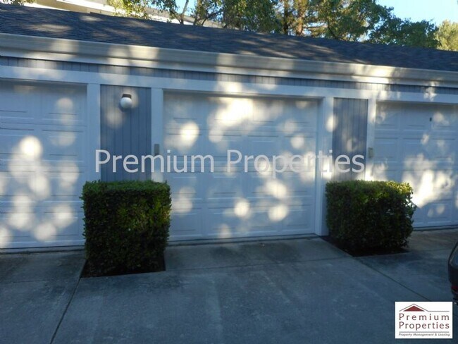 Building Photo - 2600 Oak Rd