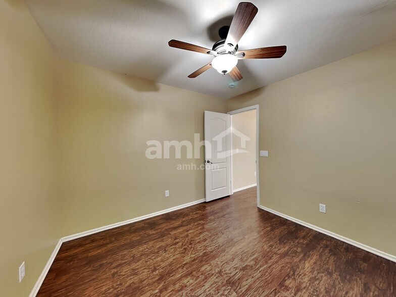 Building Photo - 433 E Penny Ln