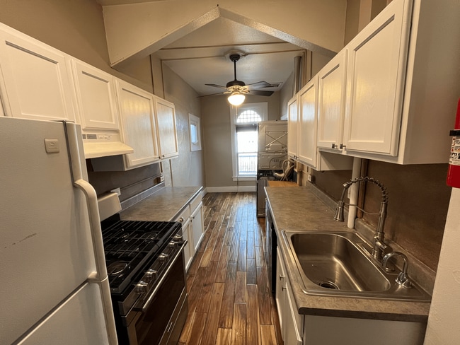 Building Photo - Beautiful 2 bed 1 bath in unit W/D, renovated kitchen, walkablitiy!