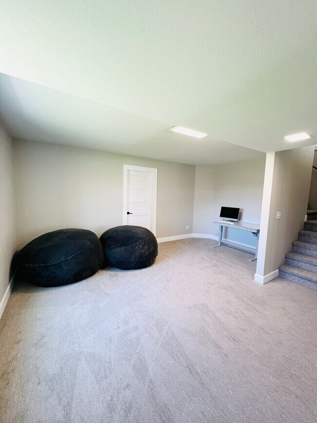 Building Photo - Luxury Rental