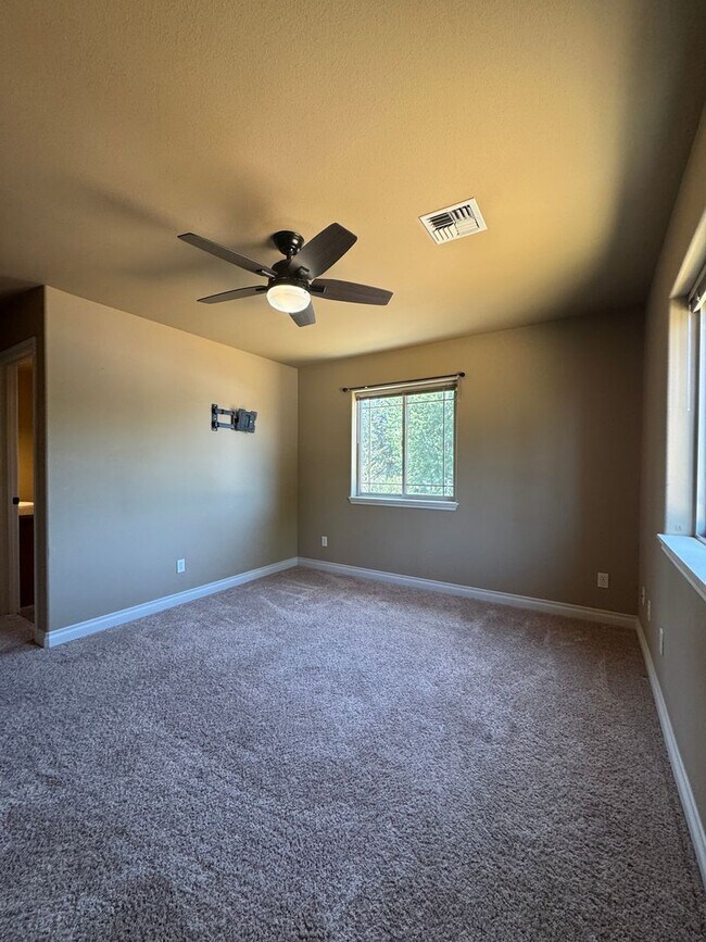 Building Photo - 605 Tamarack St