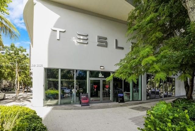 Building Photo - 4725 NE Miami Ct