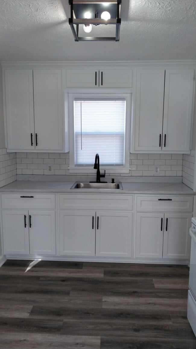 Building Photo - 814 E 14th St