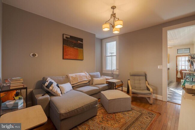 Building Photo - 835 Wellington St