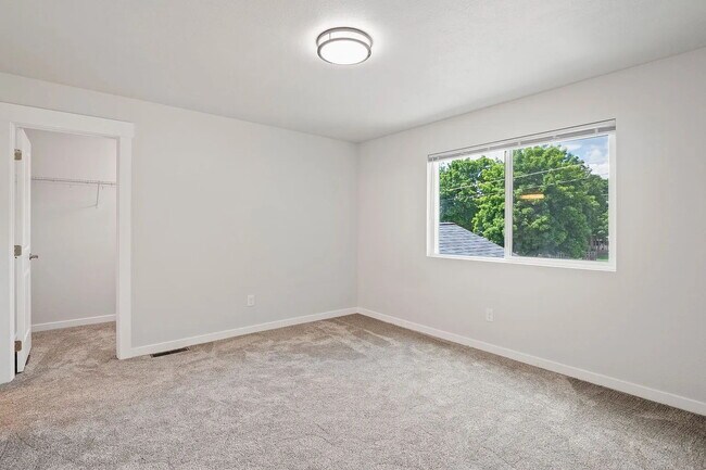 Building Photo - "Spacious 3-Bedroom Duplex Retreat on Park...