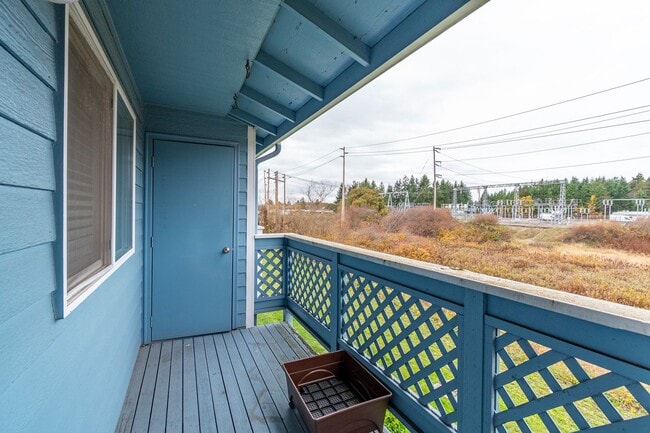 Building Photo - Second Story 2 bed 2 bath condo - W/S/G included!