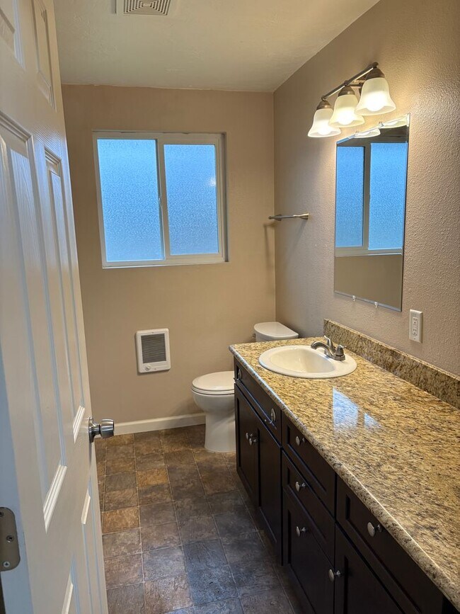 Building Photo - Springfield Duplex- 2 bedroom/1 bath updated unit