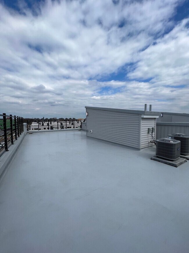 Building Photo - Gorgeous 3BD/2.5BA Waterfront Townhome!