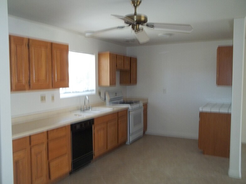 Building Photo - 2176 Farwell St