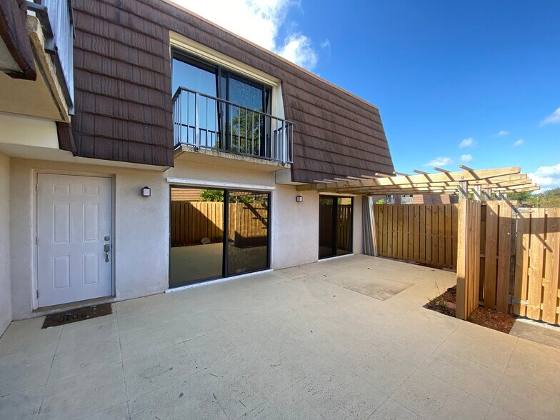 Patio - 1116 11th Ln