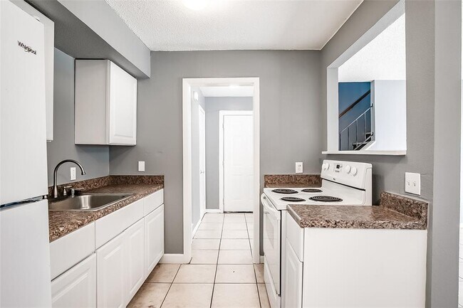 Building Photo - 2215 Mission Hill Dr