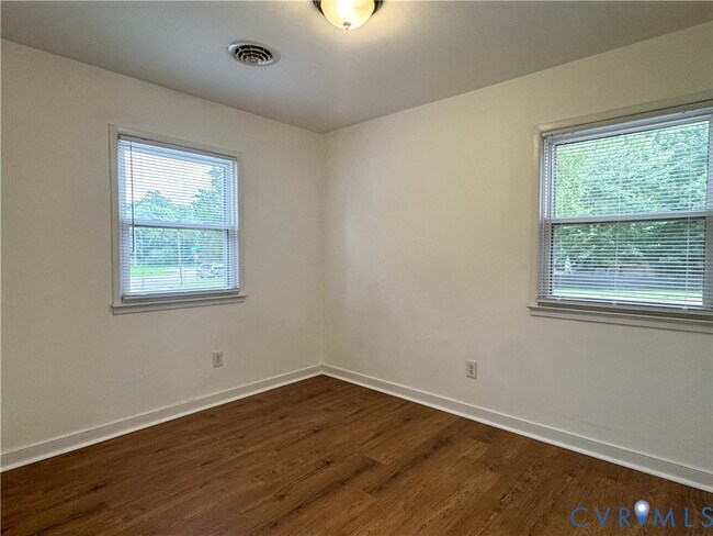Building Photo - 2590 Pinehurst Dr