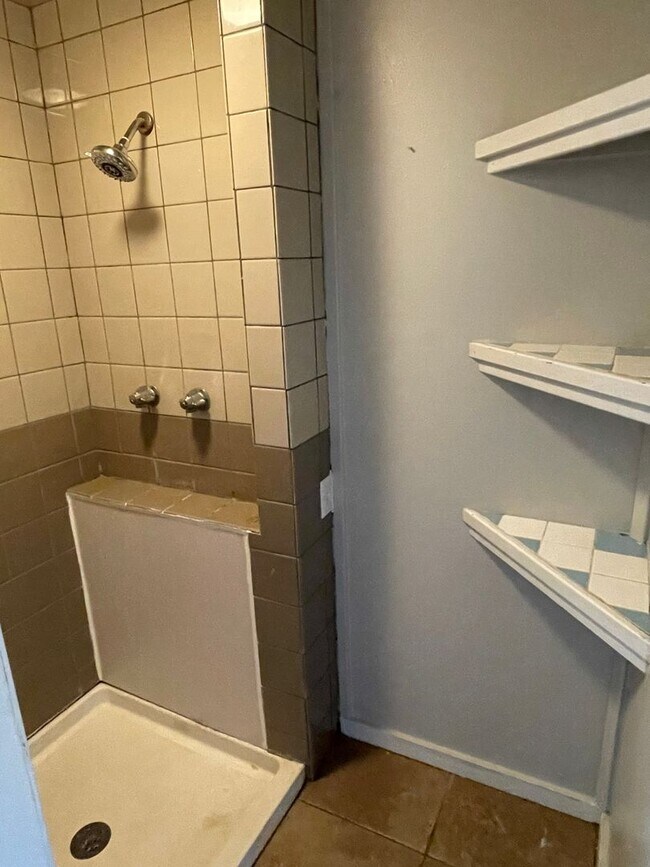 Building Photo - 820 College St