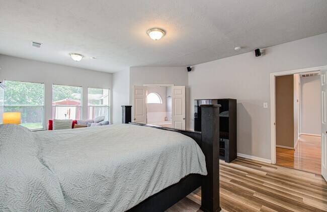 Building Photo - 3043 W Hampton Dr