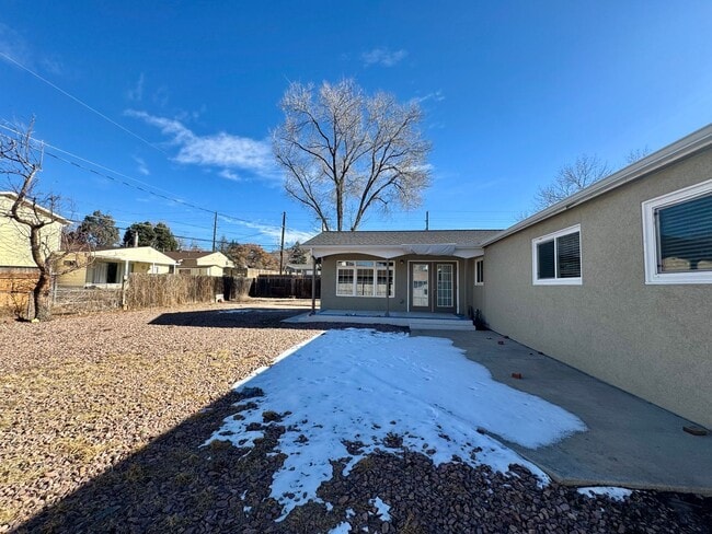 Building Photo - Charming 3 bedroom/2 bath close to UCCS