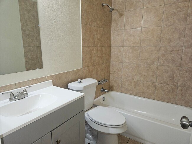 Building Photo - 3/2 DUPLEX