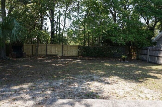 Building Photo - 3 Bedroom Home With Garage