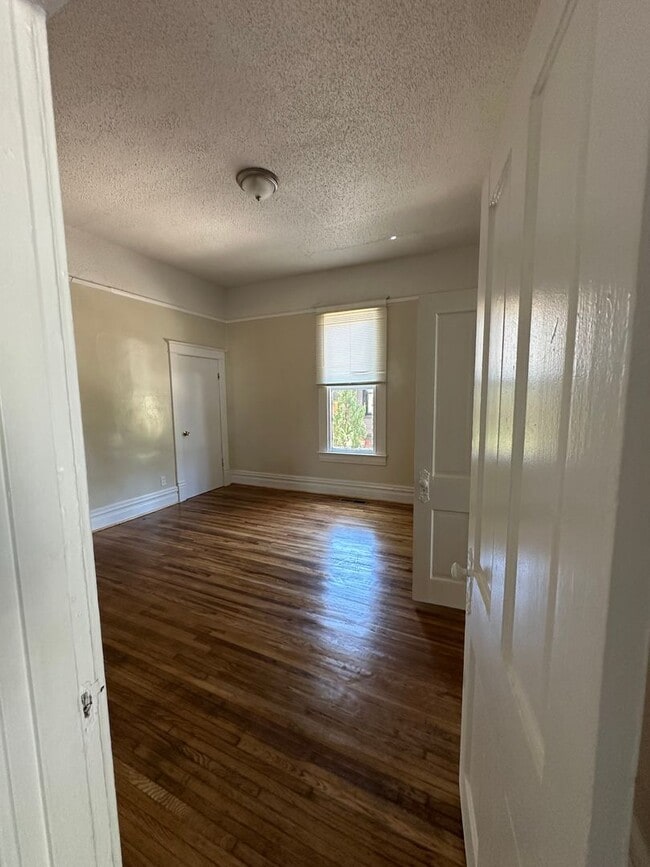 Building Photo - 5 bedroom 1.5 bath