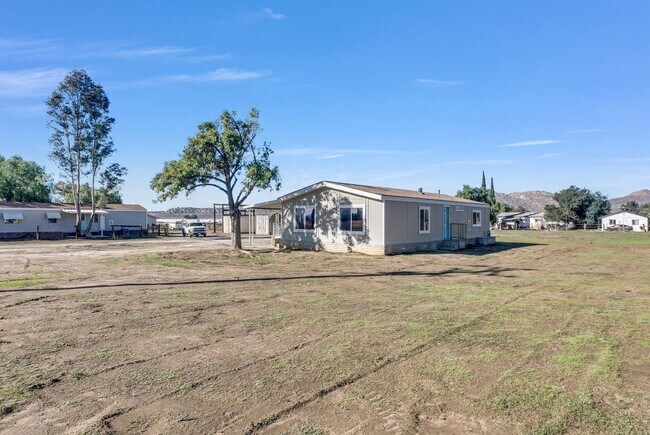Building Photo - 3 bedroom home in a huge lot
