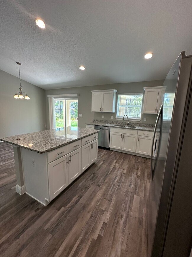 Building Photo - Silver Springs Shores