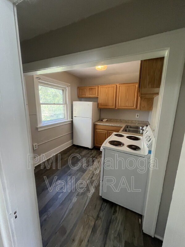 Building Photo - 523 Gage St