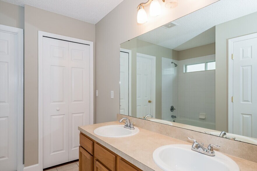 Building Photo - 1824 Creekview Dr