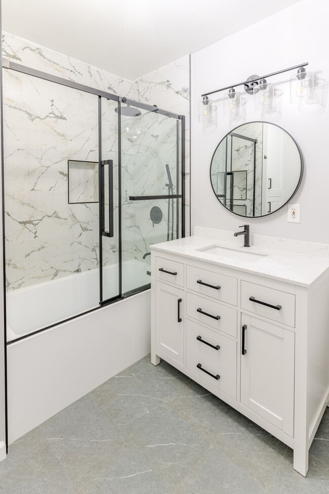 Building Photo - 640 E Valencia Ave