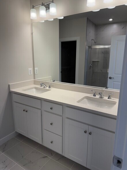 Master bathroom and vanity - 13622 Innovation Station Loop