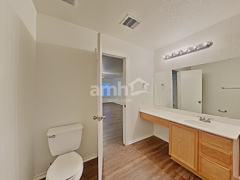 Building Photo - 1326 Hunt Crossing