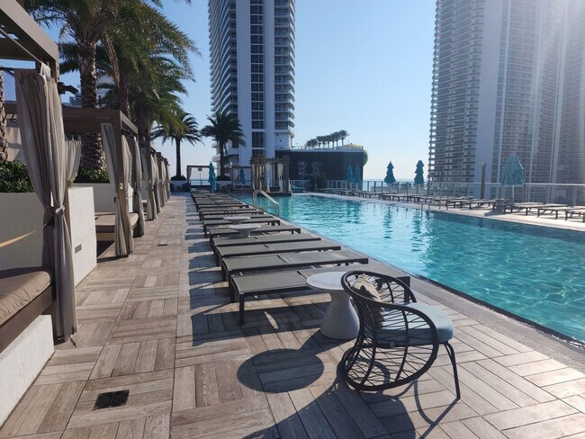 Building Photo - 2721 Hallandale Beach Blvd