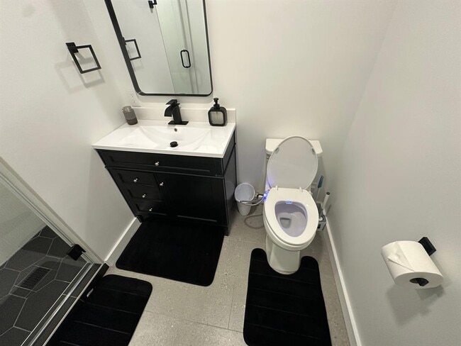 Building Photo - 3210 Hampton Rd